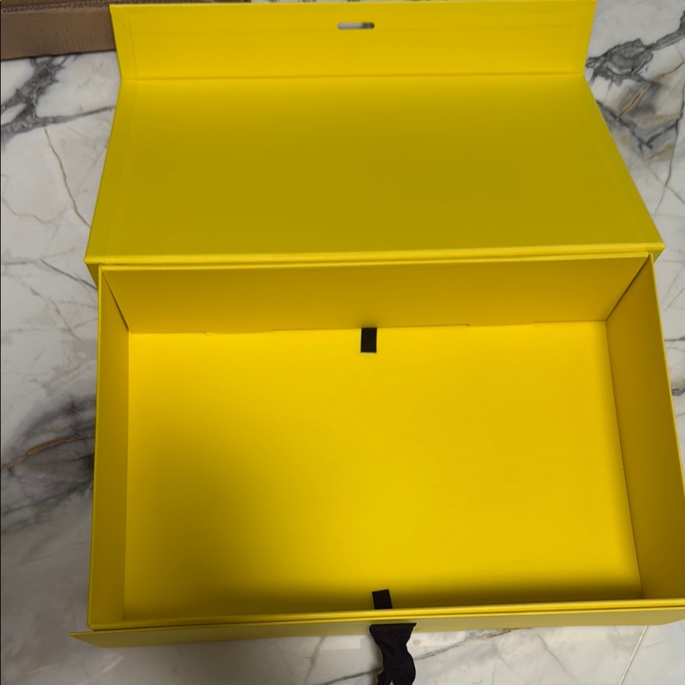 MYTHERESA Yellow Gift Box - Picture 5 of 12
